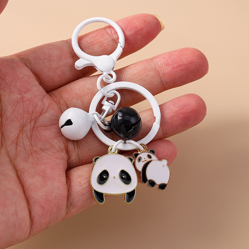 colorato sdraiato sulla chiave della campana del panda