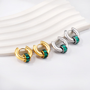 Pendientes Huggie Chapados en Oro con Cristales Redondos Engastados, Joyería de Estilo Geométrico para Uso Diario para Mujer - Product Image 4