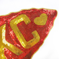 En gros, Grandes appliques à paillettes KC en forme de pointe de flèche pour vestes universitaires, T-shirts, vêtements de supporter DIY et décorations pour le jour du match