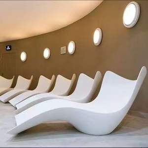 كرسي استلقاء شمسي خارجي صديق للبيئة مصنوع يدويًا من الألياف الزجاجية بتصميم فني عصري فاخر لحفلات أعياد الميلاد وجانب حمام السباحة والحديقة - Product Image 2