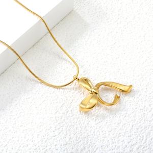 Collier Nœud Papillon en Acier Inoxydable Plaqué Or 18K pour Femme, Résistant au Ternissement et à l'Eau, avec Pendentif Nœud Géométrique Irrégulier - Product Image 4