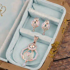 Impresionante Juego de Pendientes y Colgante de Diamantes Clásicos en Oro Amarillo de 18K para Mujer - Regalo de Compromiso y Aniversario - Product Image 1