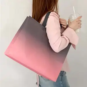 Commercio all'ingrosso riciclato Eco Friendly rosa gradiente borsa non tessuta con pellicola che copre abbigliamento confezione borsa regalo shopping bag