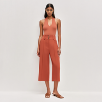 Ensemble deux pièces sur mesure pour femme, collection été : Haut dos nu en tricot côtelé couleur terre cuite et culotte taille haute à jambes larges