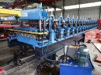 Hoja de metal trapezoidal corrugada de azulejo esmaltado de techo completamente automático de doble capa con apilador Panel de techo que hace la máquina Roll Former