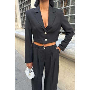 Ensemble de costume noir pour femme Sobe avec blazer court à fermeture boutonnée et pantalon palazzo modèle 9933 - Product Image 3