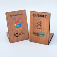 Etiqueta NFC de madera con diseño de reseñas de Google para control de acceso e interacción móvil