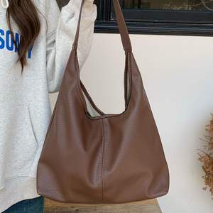 Sac fourre-tout pour femme en cuir souple marron, grande capacité, sac à bandoulière pour usage quotidien, style navetteur - Product Image 2