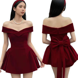 Robe de Noël en velours écologique tissé uni, style princesse, rouge, épaules dénudées, nœud détachable au dos, coupe trapèze, mini-robe, teinture unie - Product Image 1