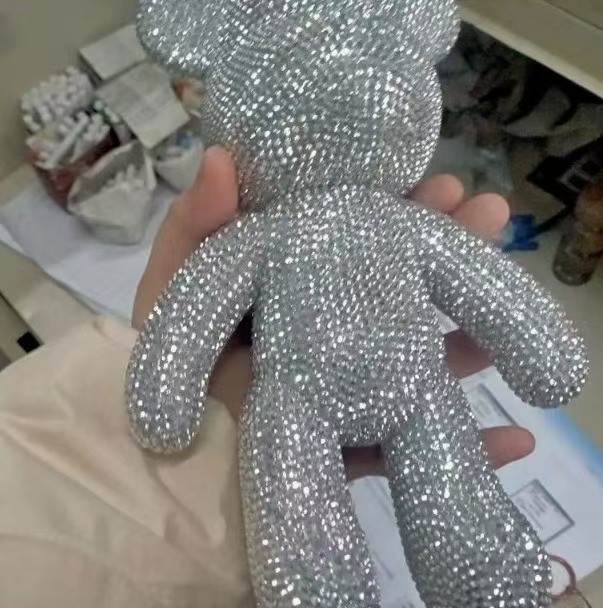 Ours violent coloré, strass argentés et blancs