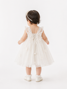 Robe de bébé fille en tulle avec appliques florales enchanteuses et ailes de papillon pour les anniversaires - Product Image 2