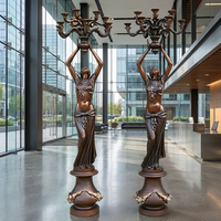Lampes en bronze patiné antique en forme de statue de jeune fille avec globes lumineux et thème Amour Féerique, décoration artistique d'intérieur de luxe