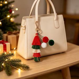 Gantungan Kunci Rumbai Bertingkat Desain Bentuk Pohon Natal Merah Hijau Emas Berkilau Benang Metalik Tali Kepang Label Kayu Pom Pom Hadiah - Product Image 5