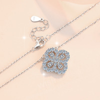 Collier Trèfle à Quatre Feuilles en Moissanite Argent Sterling S925 Style Forêt Pendentif Polyvalent Haut de Gamme Chaîne Croisée