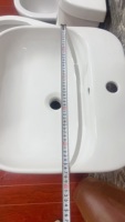 Lavabo rond en céramique blanche au design moderne et élégant avec piédestal pour appartements, facile à nettoyer