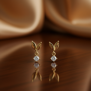 Orecchini Pendenti Placcati Oro E1999 con Diamante Rotondo Incastonato a Griffe, Design Minimalista a Pianta, per Donna, da Indossare Ogni Giorno - Product Image 2