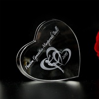 En gros Personnalisé Personnalisé Coeur Cadres Photo Cristal 3d Laser Graver Cube Verre pour Souvenir de Mariage Logo Personnalisé Europe