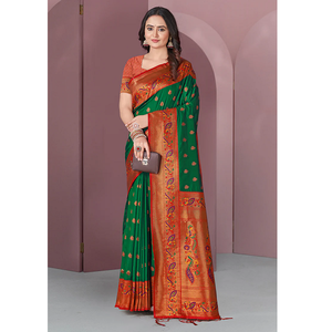 ส่าหรีผ้าไหมส่าหรีสีเขียวดั้งเดิมที่มีดีไซน์ทอ zari ที่งดงามนำเสนอความสง่างามเหนือกาลเวลาและแบบดั้งเดิม - Product Image 1