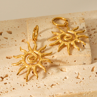 Boucles d'oreilles pendantes H&C en acier inoxydable plaqué or 18 carats, motif soleil martelé, hypoallergéniques, résistantes à l'eau et au ternissement, bijoux délicats