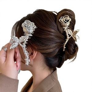 กิ๊บติดผมโลหะลายดอกไม้ Lumiara Forest Lace - กิ๊บหนีบผมทรงหางปลาคุณภาพสูงสำหรับผู้หญิง เครื่องประดับผมลายดอกไม้สไตล์วินเทจ ขนาด 11 ซม. - Product Image 3