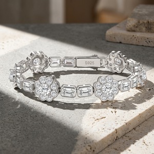 Bracelet en argent 925 pour femme avec moissanite, forme fleur, taille brillant rond, sertissage griffe, bijou de mariage classique, jonc - Product Image 4