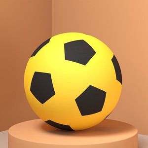 Ballon de football silencieux en mousse PU souple avec surface rainurée pour entraînement en salle, vente en gros OEM - Product Image 1