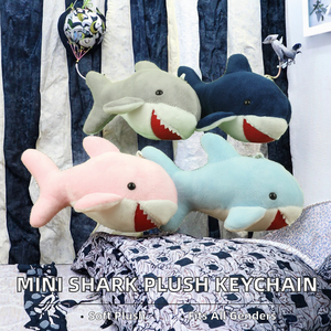 ขายส่งตุ๊กตาฉลามน่ารักนุ่มนิ่มขนาดเล็ก 15 ซม. พวงกุญแจตุ๊กตาห้อยคอ ไส้ใยฝ้าย PP ของเล่นสัตว์ทะเลแบบกำหนดเองได้ เหมาะสำหรับทุกเพศ - Product Image 2