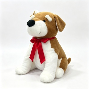 Peluche de chien assis personnalisée avec nœud rouge, adorable peluche de chiot brun et blanc, peluche de chien douce avec ruban rouge - Product Image 1