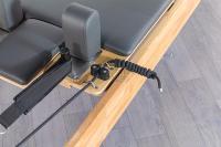 Reformer Pilates en chêne avec plateforme de saut et accessoires complets pour l'entraînement en studio professionnel et les programmes de fitness