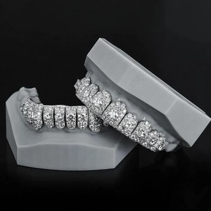 ขายส่งชุดกริลล์ซ์ฟันเพชรโมอิสซาไนต์ VVS สไตล์ฮิปฮอป เงินแท้ 925  รับสั่งทำ พร้อมจำหน่ายในราคาตลาดที่ดีที่สุด - Product Image 2