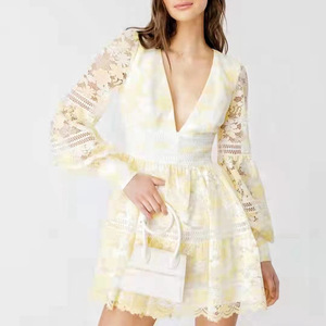 Falda corta de encaje suave estilo mujer 2022 verano nuevo cuello en V personalizado <span class=keywords><strong>Crochet</strong></span> hueco leche <span class=keywords><strong>amarillo</strong></span> A-line <span class=keywords><strong>vestido</strong></span> - Product Image 1
