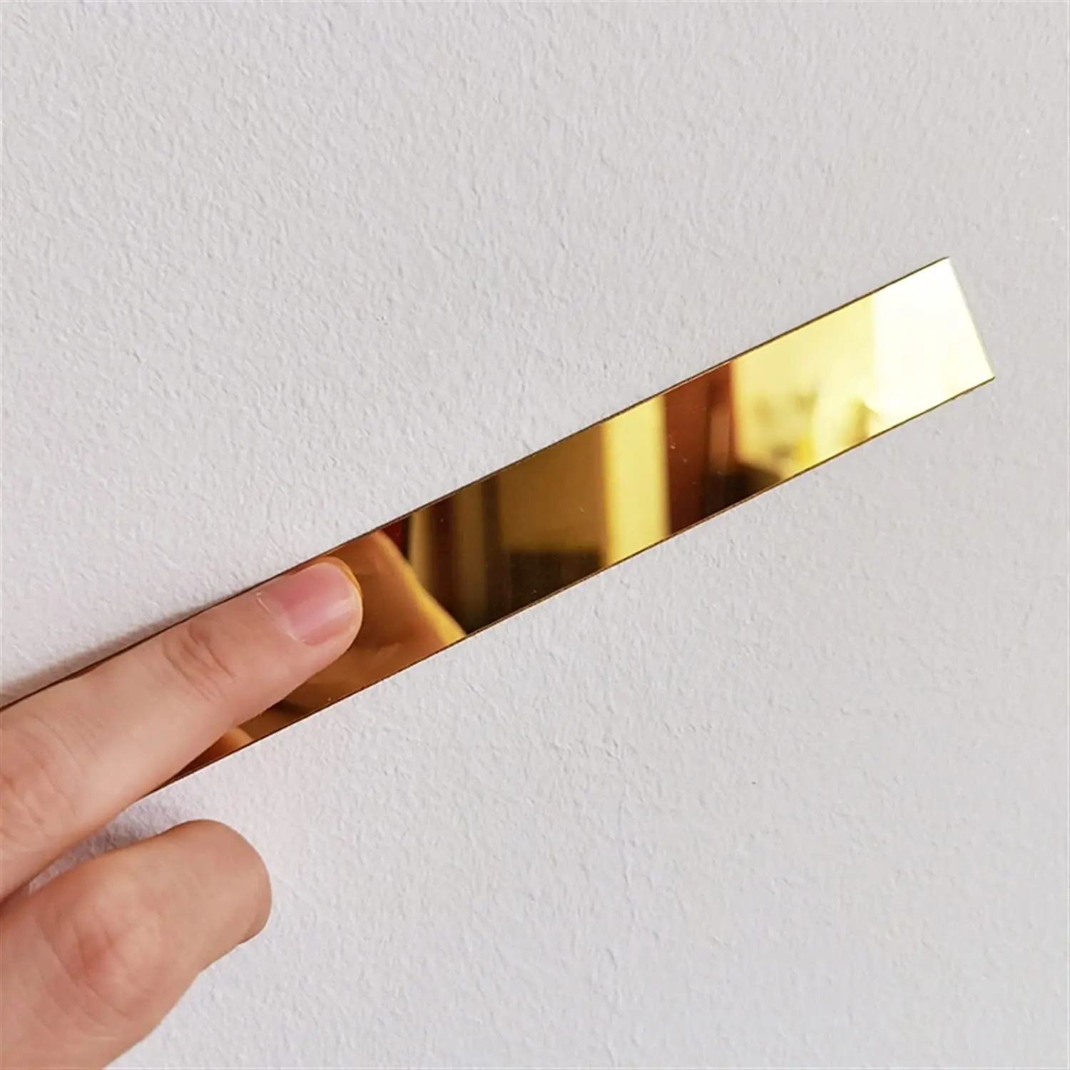 مقولبة وحواف للحائط, مقشر وعصا معدنية ذهبية تشبه المرآة لتقشير الأثاث في السقف وإطارها بمرآة