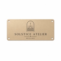 Plaque métallique personnalisée avec logo cousu, détails estampés en aluminium, finition plaquée pour vêtements et chaussures