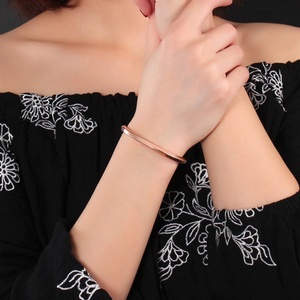 Pulsera inspiradora de acero inoxidable con baño de oro, diseño de brazalete retorcido, con la frase 'Nunca te rindas' - Product Image 5