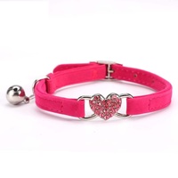 Colliers pour petits animaux de compagnie en gros, MOQ faible, colliers pour chats en flanelle de couleur unie avec accessoires en forme de cœur