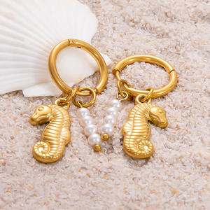 Pendientes Huggie chapados en oro con perlas, conchas, sol, luna y caballito de mar, para mujer, estilo playero, conjunto de joyería. - Product Image 3