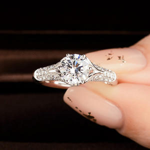 Anillo de Compromiso de Diamantes en Oro Blanco para Mujer T0287, Corte Brillante Redondo, Color G, Diamantes Laterales Naturales - Product Image 3