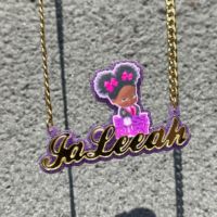 Collier personnalisé avec nom de dessin animé en acrylique, bijoux de poupée Angelic lol, cadeau pour enfants, 2023