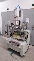 Máquina de Prensa Térmica Contínua Semiautomática Multicolorida para Cestas de Frutas com Estrutura Articulada para Impressão em Lote em Recipientes Plásticos de Ambos os Lados