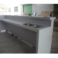 Comptoir de bar en forme de L moderne en Corian et bois personnalisé pour bar à domicile, hôtel et restaurant - Durable et résistant à l'eau