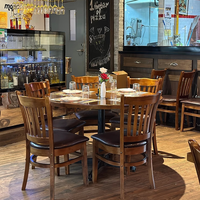 Ensemble table et chaises de bistrot de style américain rétro ; Ensemble de salle à manger en bois massif d'inspiration mid-century pour bar, pub, restaurant occidental