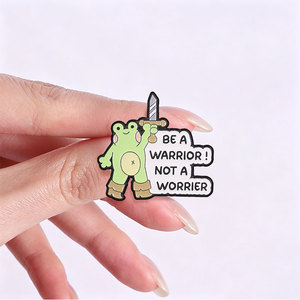 Broche émaillée Guerrier Grenouille avec texte de jeu de mots motivant et épée pour la décoration de sac à dos - Product Image 2
