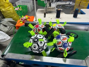 [Toprate] Jouet <span class=keywords><strong>d</strong></span>'enrichissement interactif <span class=keywords><strong>pour</strong></span> <span class=keywords><strong>chien</strong></span>, Taille 2, Balle de poursuite, 32 panneaux, Sangle en nylon cousue, Clochette intégrée, PU, Facile à nettoyer - Product Image 6