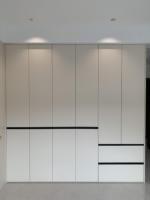 Armoire blanche minimaliste moderne avec tiroirs, design sans poignées, finition laquée pour le rangement de la chambre