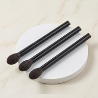 Pinceau de maquillage professionnel personnalisé avec logo, manche en bois noir, poils de chèvre naturels de qualité supérieure, pinceau essentiel pour les artistes maquilleurs