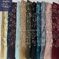 Tissu de dentelle africaine brodé de rubans 3D dorés avec des perles et des paillettes sur un filet blanc pour robe de mariage nigériane Aso Ebi