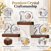 Trophée en cristal en forme de chiffre personnalisé avec texte gravé pour l'anniversaire de l'entreprise