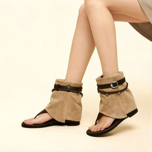 Sandales bottes en daim beige pour femmes avec bride à boucle et chaîne tressée, talon plat, bout ouvert, style western, mode décontractée - Product Image 2