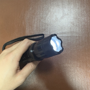 KP 1101 型铝制战术手电筒可充电隐形模式操作，适合执法部门和收藏家 - Product Image 1