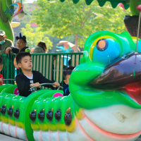 Manèges de parc d'attractions : trains sur rail, mini-montagnes russes, toboggans Fruit Worm pour enfants et adultes